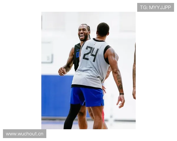 阿尔瓦雷斯训练后随手拎的鞋比我半年房租贵